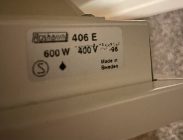 Elektriskt element med etikett som visar 600 W, 400 V, modell 406 E, tillverkad i Sverige.