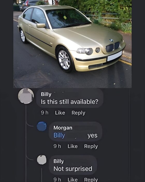 Guldfärgad bil parkerad på gata med konversation om bilens tillgänglighet i kommentarsfält.