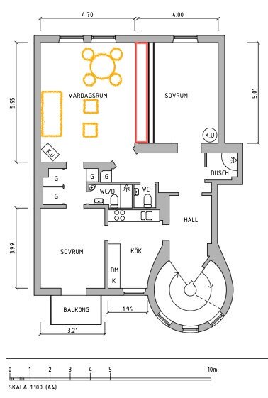 Planlösning för en lägenhet med markerat vardagsrum, sovrum, kök och badrum. Illustration av potentiell kökslösning i väggen.