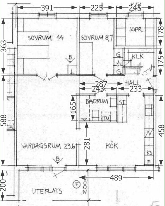 Planritning av hus med sovrum, vardagsrum, kök, badrum och uteplats. Måttangivelser visas i millimeter.