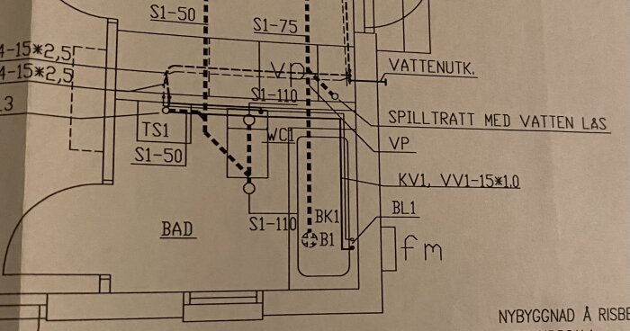 Byggritning av badrum med dusch, VVS-system, vattenlås och rörledningar markerade. Text inkluderar "spilltratt med vattenlås".