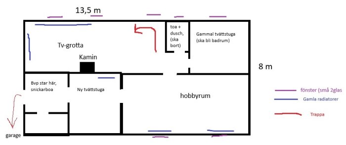 Planritning av källare med markeringar för tv-grotta, kamin, garage, snickarboa, ny och gammal tvättstuga, hobbyrum, toa och dusch. Mått: 13,5x8 m.