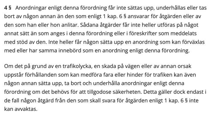 Textutdrag från vägmärkesförordningen, kapitel 8, paragraf 4, om ansvar och regler för uppsättning av anordningar vid vägområde.