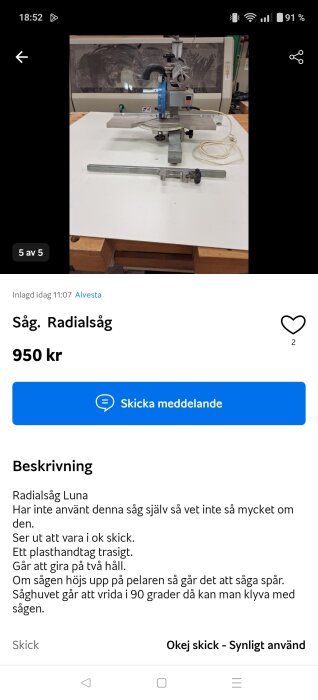Radialsåg Luna med trasigt plasthandtag, placerad på ett bord. Verktyget verkar vara i okej skick och kan giras åt två håll.