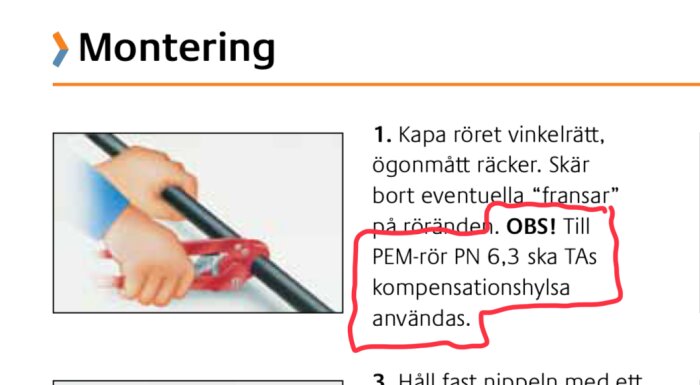 En illustration av händer som håller ett rör och skär det rakt med ett rörskärverktyg. Textinstruktioner om att använda en kompensationshylsa.