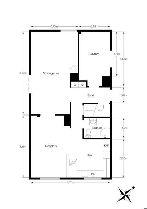 Planritning av huset med markerade rum som vardagsrum, sovrum, entré, badrum, och kök/matplats, samt angivna mått i meter.