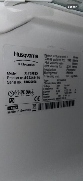 Etikett på en Husqvarna kyl/frysmodell QT3582X från Electrolux, visar teknisk information och tillverkningsland Sverige.