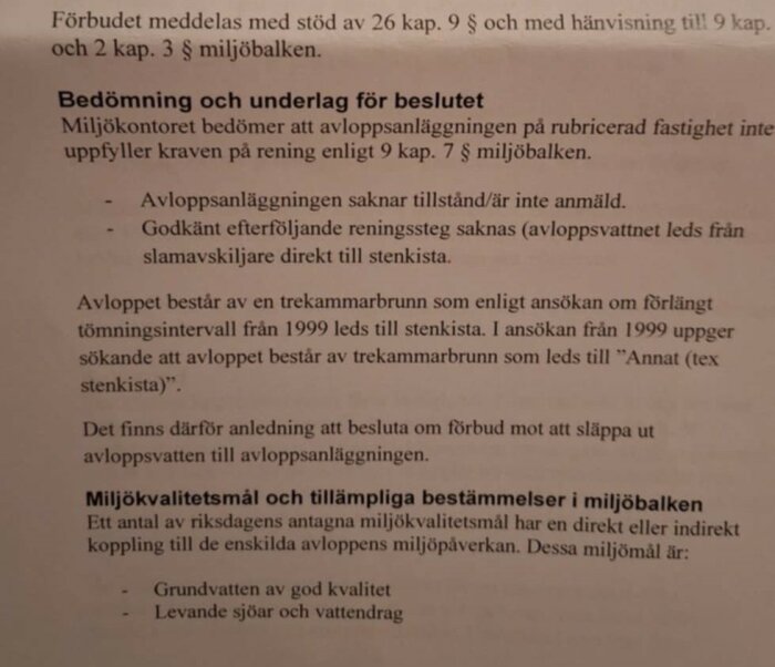 Dokument visar bedömning av avloppsanläggningens brister enligt miljöbalken, nämner avsaknad av godkänt reningssteg och ansökningar från 1999.