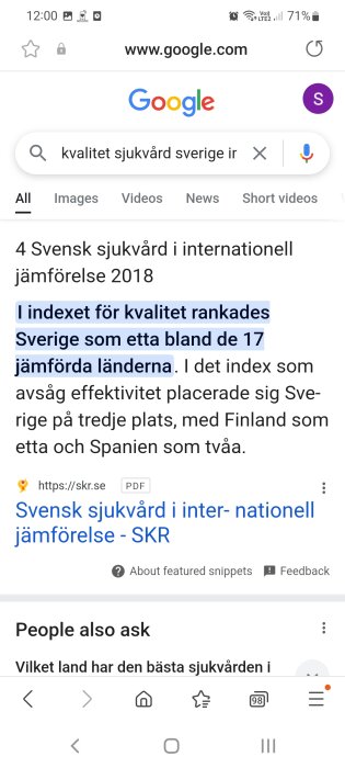 Google-sökning med resultat som visar "Svensk sjukvård i internationell jämförelse 2018" och Sveriges höga ranking för vårdkvalitet.