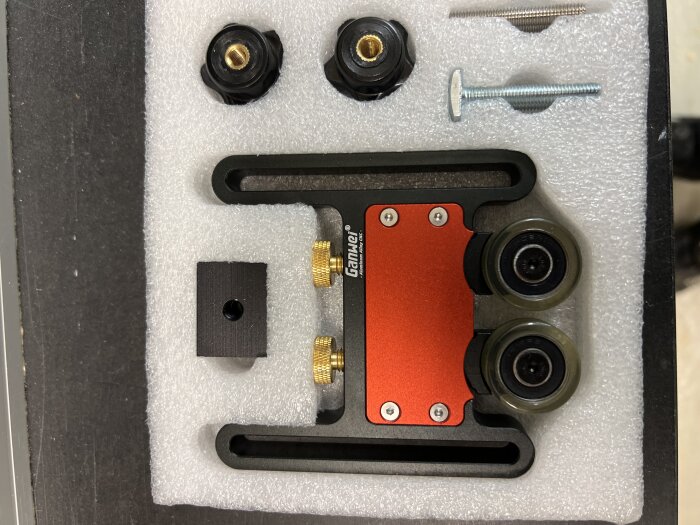 Verktyg med fjäderbelastade hjul i en förpackning med skruvar och tillbehör, från varumärket Jianwei.