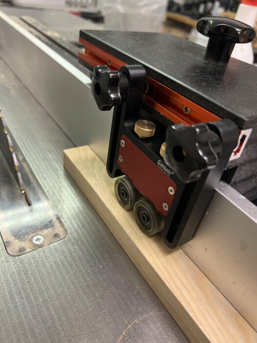 Fjäderbelastade hjul av hög kvalitet från Amazon monterade på en verktygsmaskin.