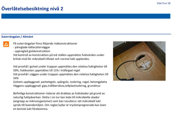 Fuktmätning i golvet under en trappa, med upplyft trälock och sond insatt för att kontrollera luftens relativa fuktighet.