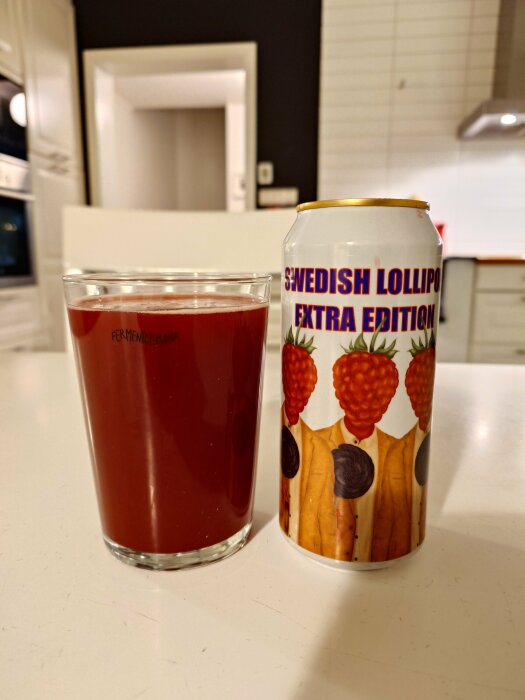 Fermenterarna Swedish Lollipop Extra Edition öl på glas och burk på ett bord i köket.