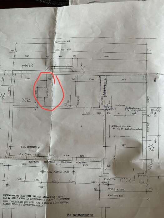 Byggnadsritning med en rödmarkerad vägg som planeras att rivas. Golvbjälklaget på plan 2 är parallellt med denna vägg.