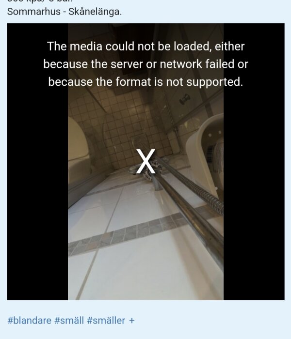 Badrumsgolvet med kakel, dusch och rör, videouppspelning misslyckas med meddelandet 'The media could not be loaded', problem med mjukstängarfunktion.