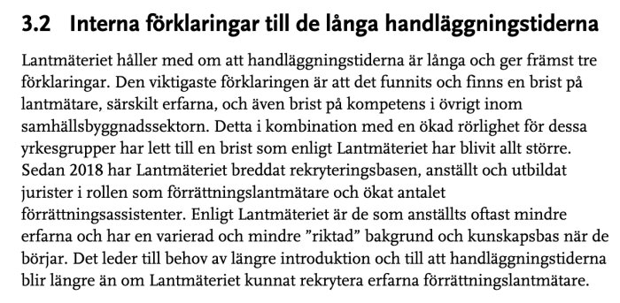 Text från rapport om interna förklaringar till långa handläggningstider hos Lantmäteriet, inklusive brist på erfarna lantmätare.