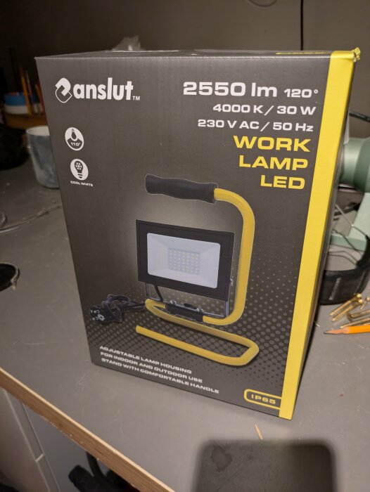 Förpackning av en arbetslampa LED med specifikationer: 2550 lumen, 120° spridning, 4000 K, 30 W, 230 V AC.