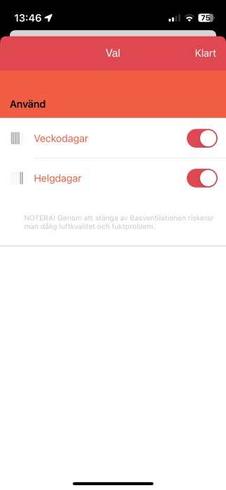 En appskärm med inställningar för att använda veckodagar och helgdagar, med varning om luftkvalitet vid avstängd basventilation.