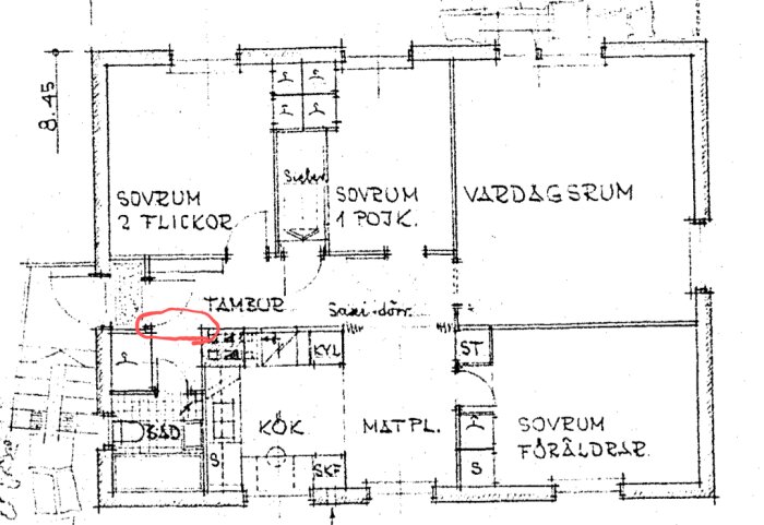 Planritning över hus med rum markerade; röd cirkel markerar vägg i tambur som övervägs för renovering.