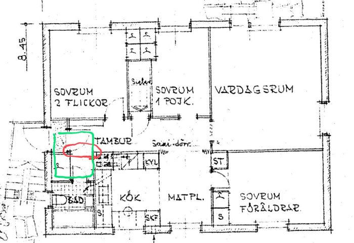 Planlösning av hus med markerad tambur och rum för barn.