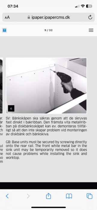 Bild av en hand som håller en borrmaskin för att fästa ett skåp på en bakre skena enligt monteringsanvisning för HTH-kök.