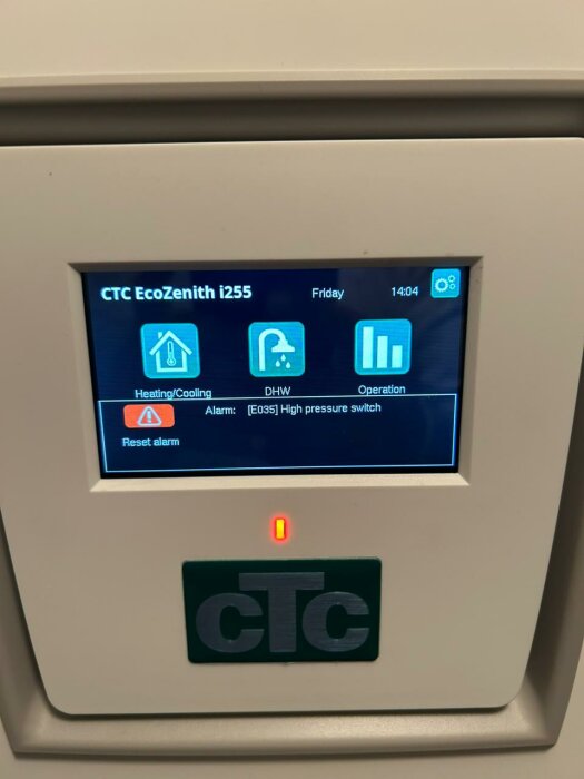 CTC EcoZenith i255 display showing E035 high pressure switch alarm warning.