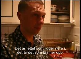 Man i kök framför öppen hylla med staplade tallrikar, undertext med text om fett som brinner upp.
