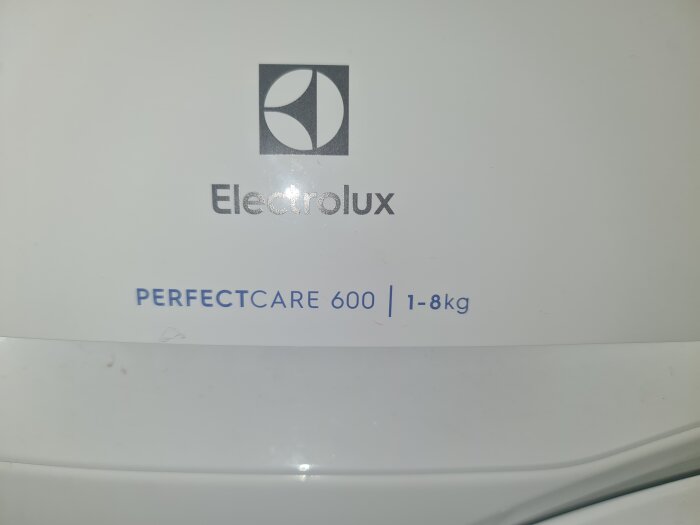 Electrolux tvättmaskin med texten "PerfectCare 600, 1-8 kg" på fronten.