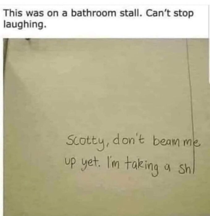 Vägg i ett toalettbås med texten "Scotty, don't beam me up yet. I'm taking a shl.