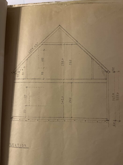 Original sektionsritning av en byggnad med måttangivelser.