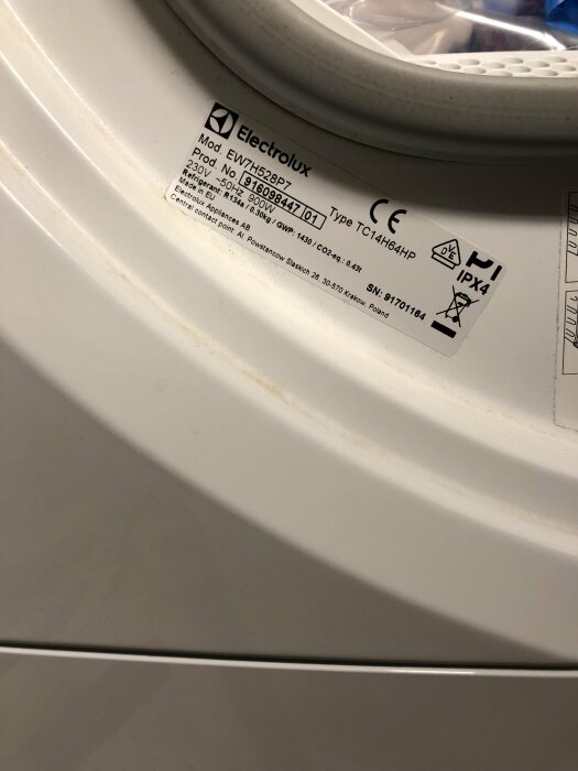 Etikett på en Electrolux torktumlare, modell EW7H528P7, visar produktionsnummer och tekniska specifikationer.