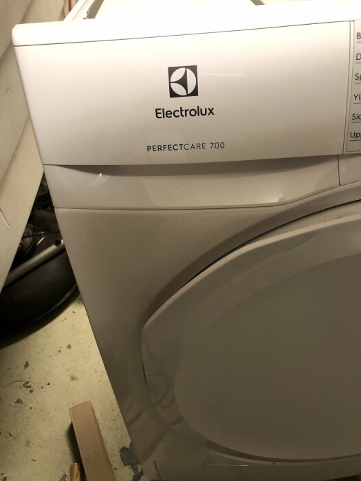 Electrolux torktumlare PERFECT CARE 700, modell EW7H528P7, med logo visas. Problemen med värmepumpsenheten diskuteras i inlägget.