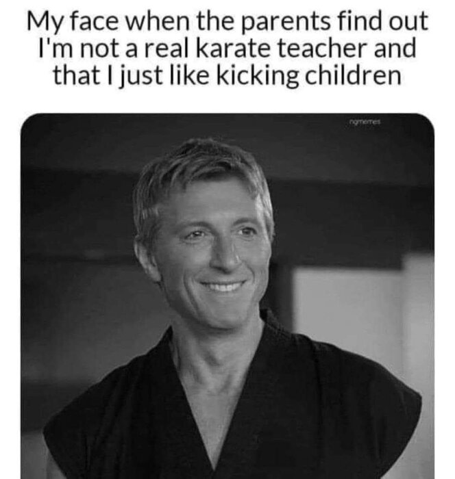 Meme med text om att föräldrar upptäcker att någon inte är en riktig karateinstruktör, svartvit bild på leende person i kimono.