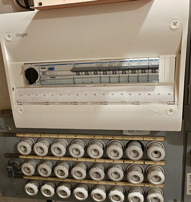 Elcentral med automatsäkringar och äldre porslinssäkringar, märke Hager och diskussion om TN-C till TN-S koppling.