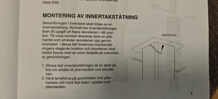 Instruktioner för montering av innertakstätning med skiss som visar skorstensgenomföring och spalt på 5-6 mm, samt monteringsanvisningar.