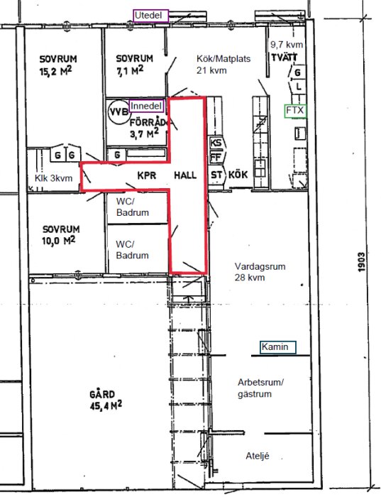 Planlösning av 70-talsradhus med markerad hall för golvvärmeinstallation. Utedel, innedel av värmepump, FTX, och kamin utpekade.