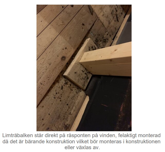 Felaktigt monterad limträbalk på råsponten på vinden, visar hur bärande konstruktion vilar direkt på takpanelen utan rätt stöd.