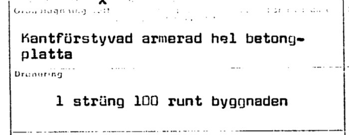 Skiss av kantförstyvad armerad betongplatta med dränering; 1 sträng 100 runt byggnaden, relevant för diskussion om golvventilation och fuktskador.