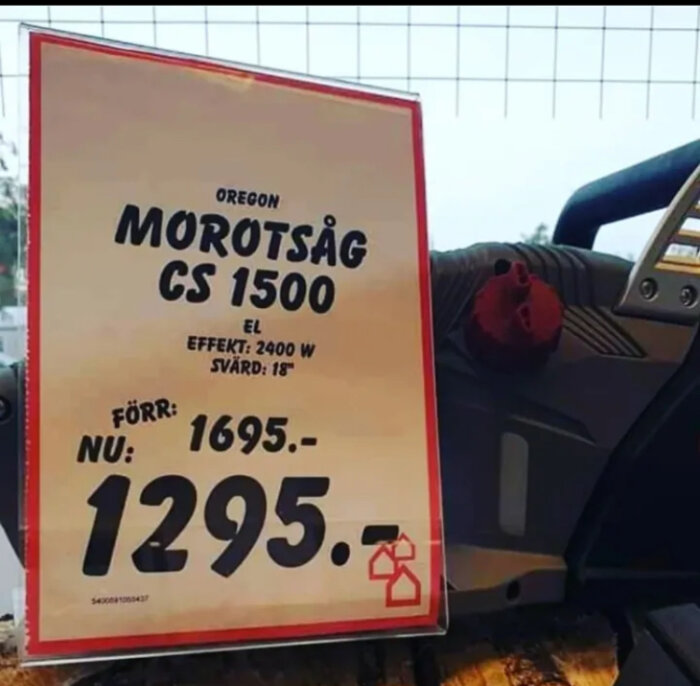 Bild av en motorsåg med skylt: "Oregon Motoråg CS 1500, Effekt: 2400 W, Svärd: 18", pris reducerat från 1695 kr till 1295 kr.