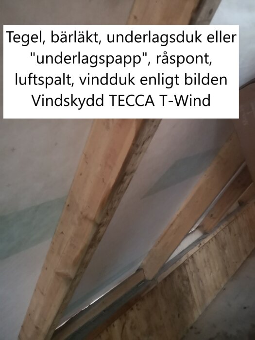 Taket med råspont och TECCA T-Wind vindskydd, synliga träreglar och diffusionsöppen barriär under takbyggnad i ett renoveringsprojekt.