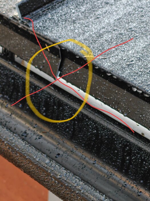En skarvad fotplåt på tak med röda och gula markeringar för att visa bristfälligt utförande.