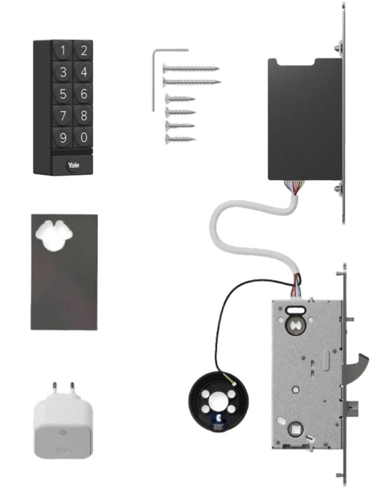 Delar till Yale elektroniskt lås, inklusive sifferknappsats, låshus, skruvar, plattor, och laddare.