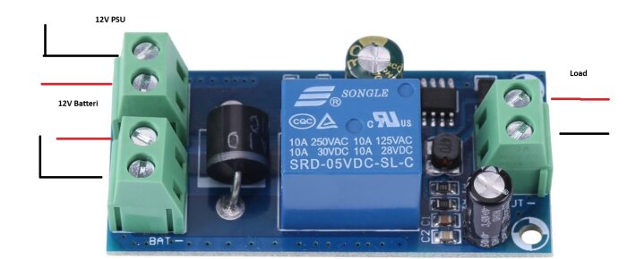 Relämodul för 12V DC krets; anslutningar markerade för PSU, batteri och last; kondensator monterad på kretskortet.