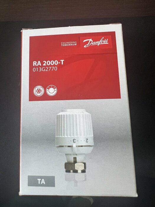 Förpackning av Danfoss RA 2000-T termostat, modellnummer 013G2770, med TA-märkning på framsidan.