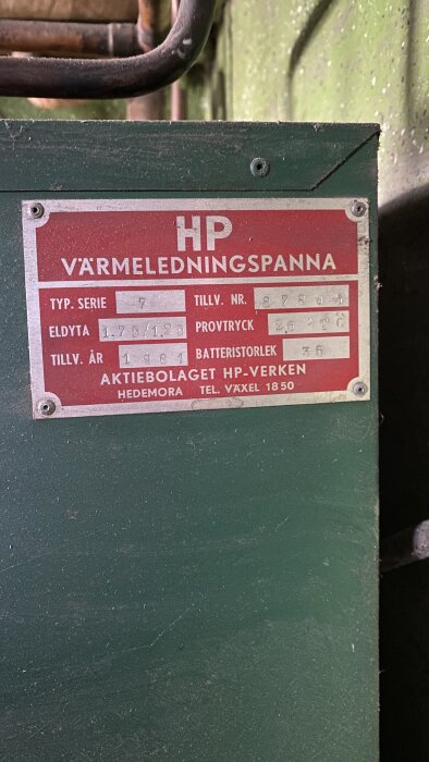 Etikett på Hpverken värmepanna från 1980 med specifikationer, inklusive serietyp, tillverkningsnummer och provtryck.