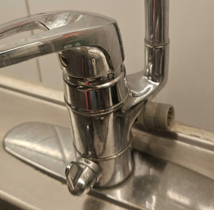 Vattenkran med anslutning för bänkmaskin, visar kopplingspunkt för installation.