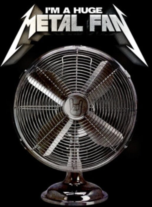 Metallfläkt med texten "I'm a huge metal fan" och en rocksymbol i mitten av fläktbladens fäste.