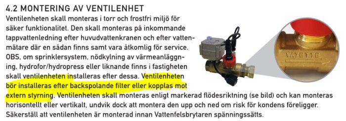 Ventilenhet med märkning "VATETTE" och elektrisk styrning, monterad för att säkerställa korrekt flödesriktning enligt textinstruktioner.