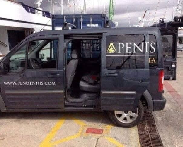 Svart bil med dörren öppen, del av texten "PENDENNIS" synlig som "APENIS" på fönstret.
