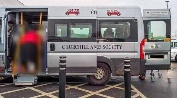 Minibuss med texten 'Churchill Anus Society' på sidan, felplacerad bokstav ser humoristisk ut. Personen steg på genom dörren på baksidan.